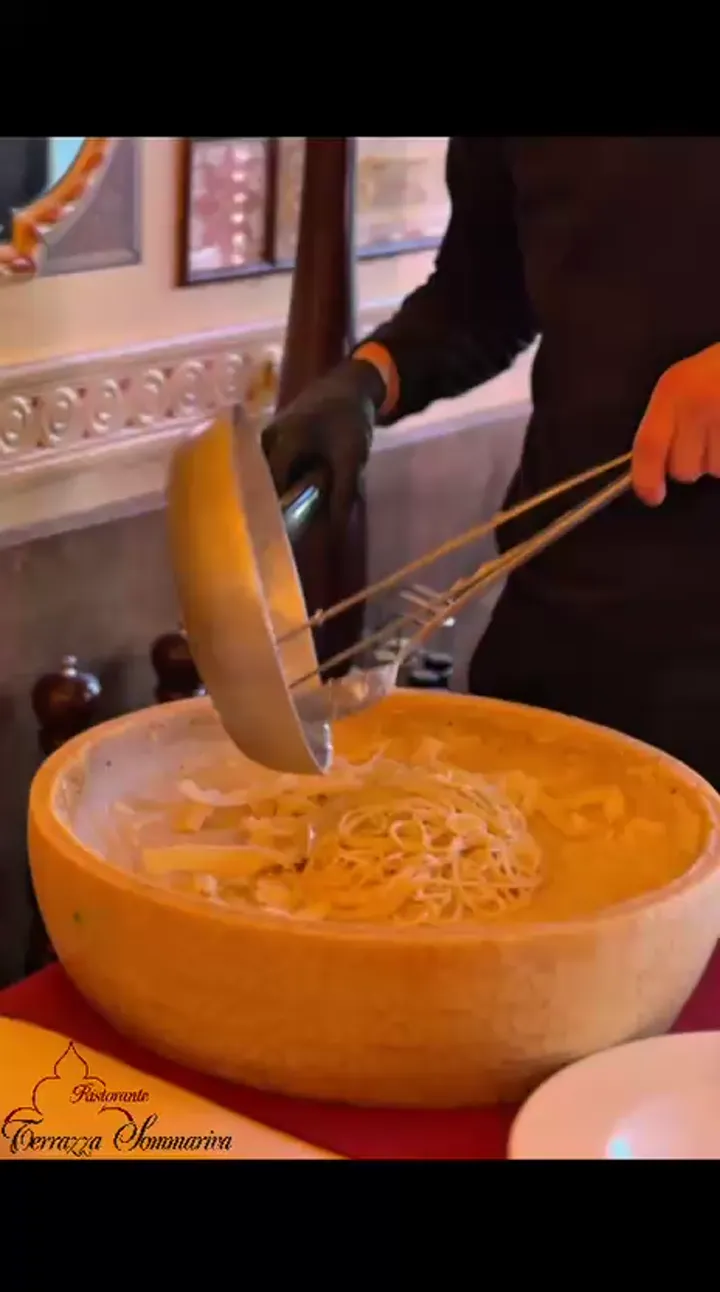 Cacio e Pepe mantecato in cucina — Terrazza Sommariva