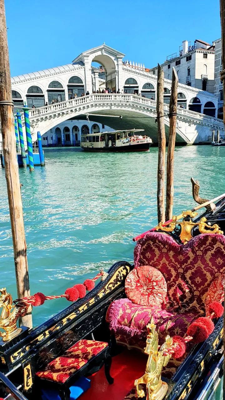 Gondola davanti al Ponte di Rialto sulla Riva del Vin