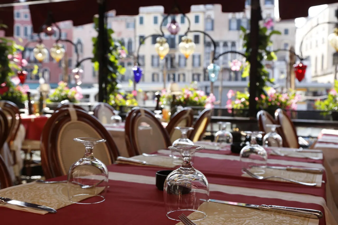 Tavoli apparecchiati sulla terrazza affacciata sul Canal Grande