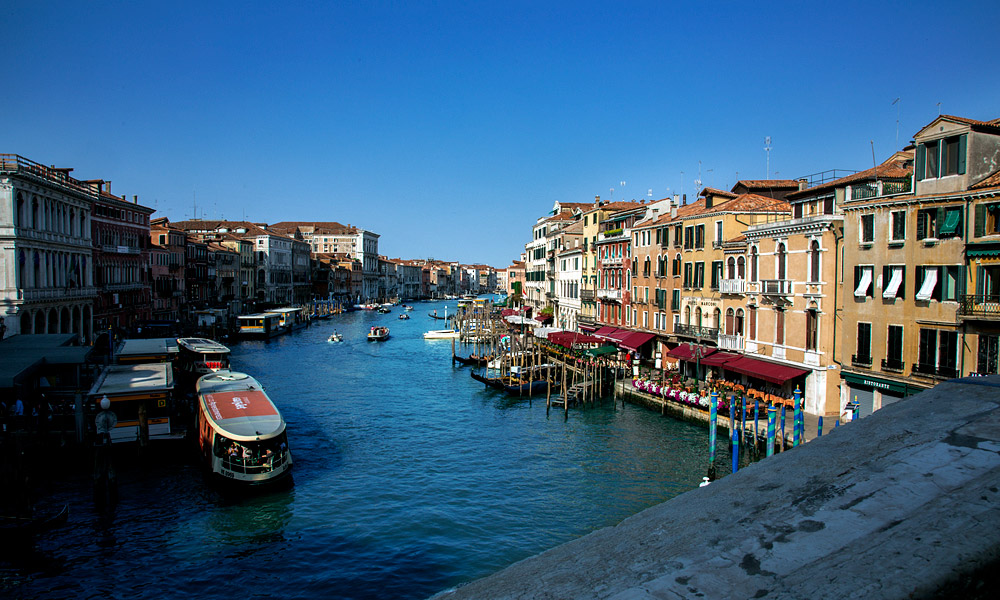 Vista panoramica del Canal Grande con il ristorante affacciato sull'acqua