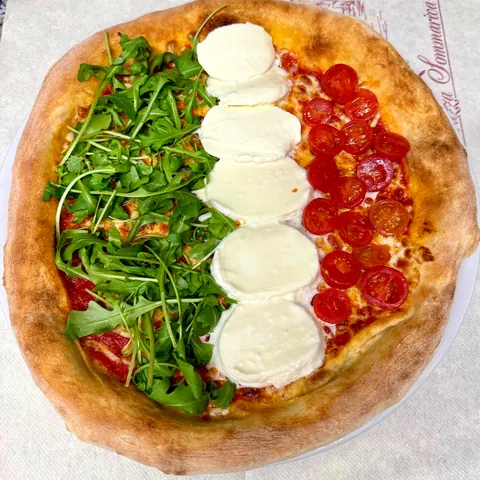 ピッツァ・イタリア ルッコラ・生モッツァレラ・ミニトマト