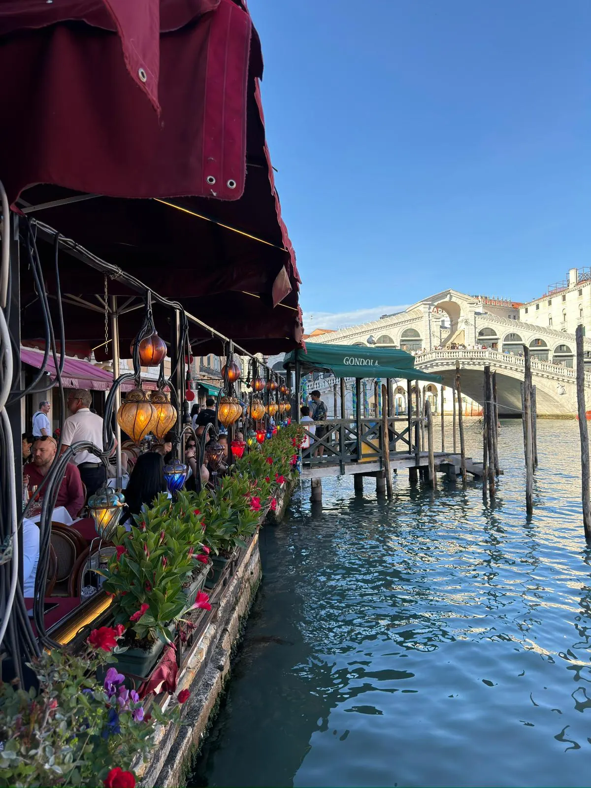 Vetrina di pesce fresco al mercato di Rialto a Venezia