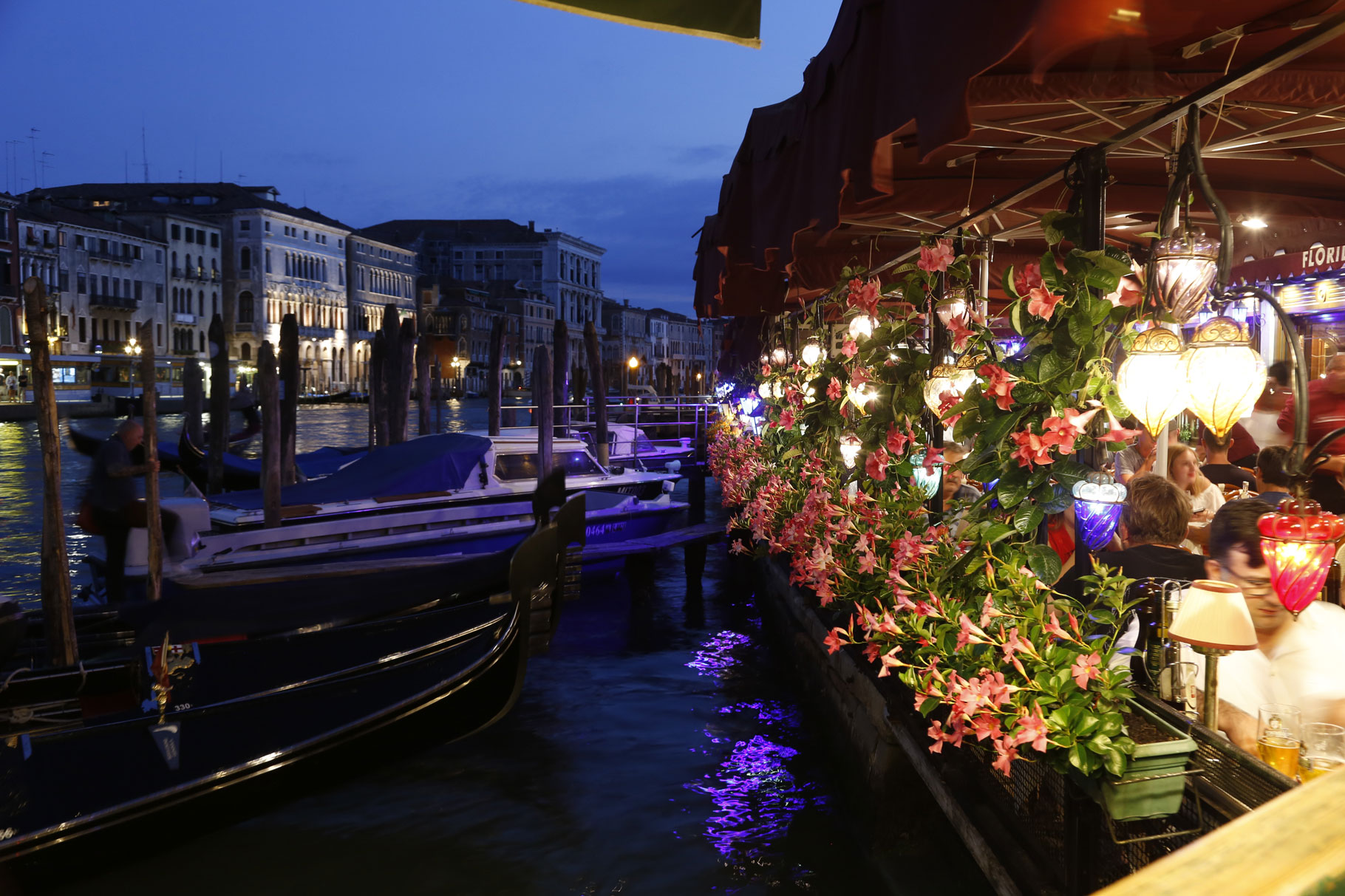 Terrazza illuminata di sera con lanterne accese affacciata sul Canal Grande