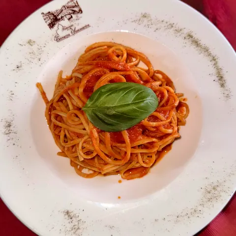 スパゲッティ・トマトソース バジル添え