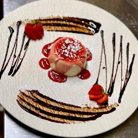 パンナコッタ 苺ソースとチョコレート
