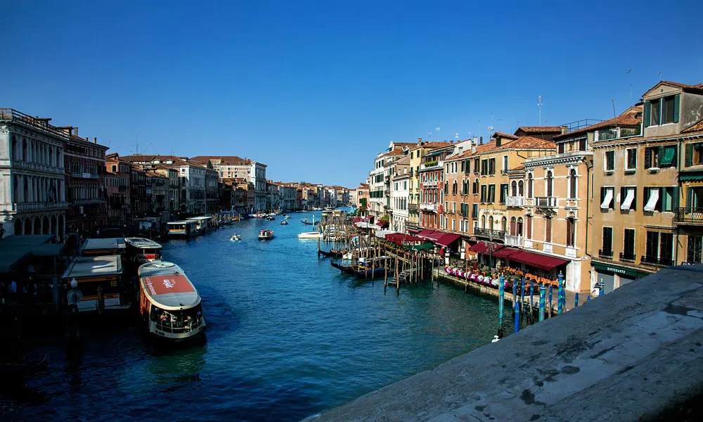 Il Canal Grande visto dalla terrazza in una giornata autunnale