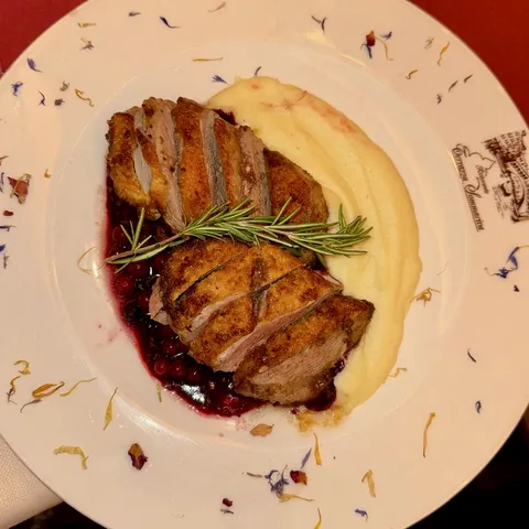 鴨胸肉のロースト ベリーソースとピュレ